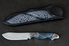 "Regulus" obverse side view in 440C high chromium stainless steel blade, hand-engraved 304 stainless steel bolsters, Spiderweb Obsidian gemstone  handle, Frog skin inlaid in hand-carved leather sheath